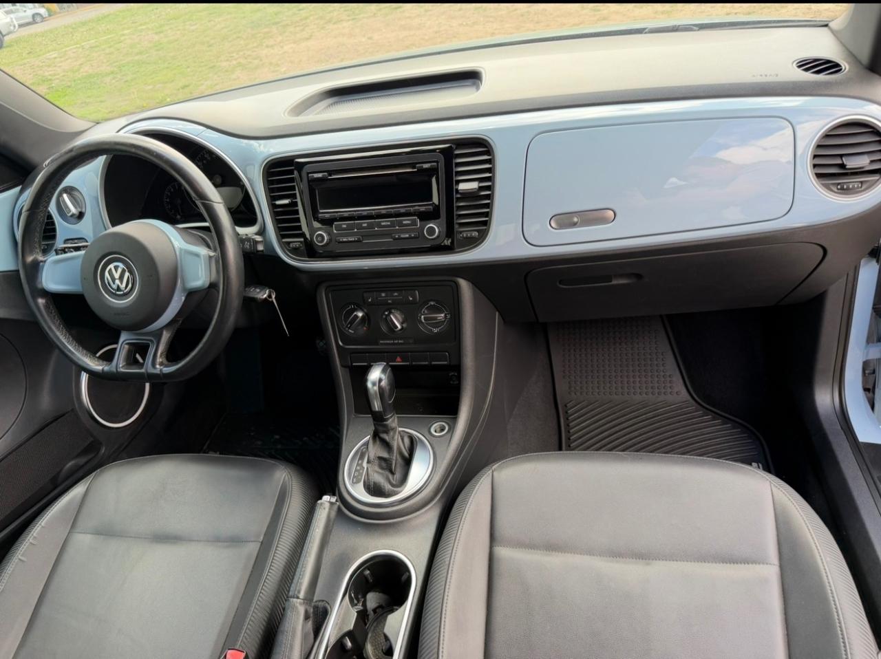 Volkswagen Beetle 2.5L w/Sunroof Sound & Nav 2012