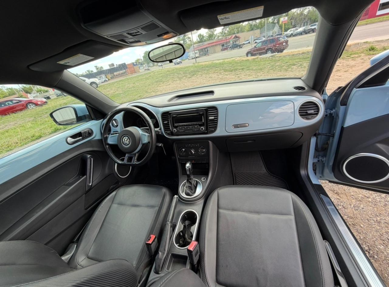Volkswagen Beetle 2.5L w/Sunroof Sound & Nav 2012
