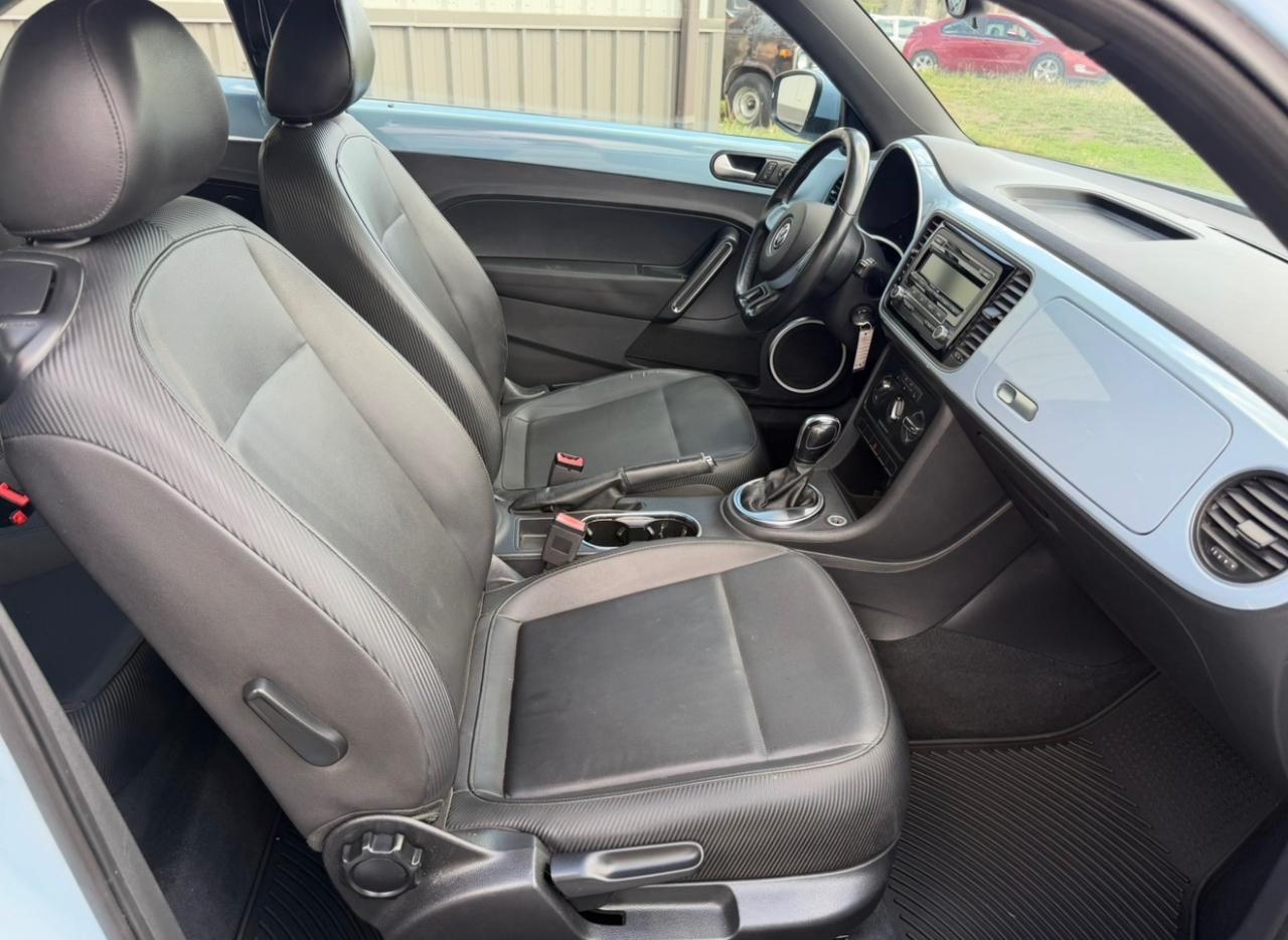 Volkswagen Beetle 2.5L w/Sunroof Sound & Nav 2012
