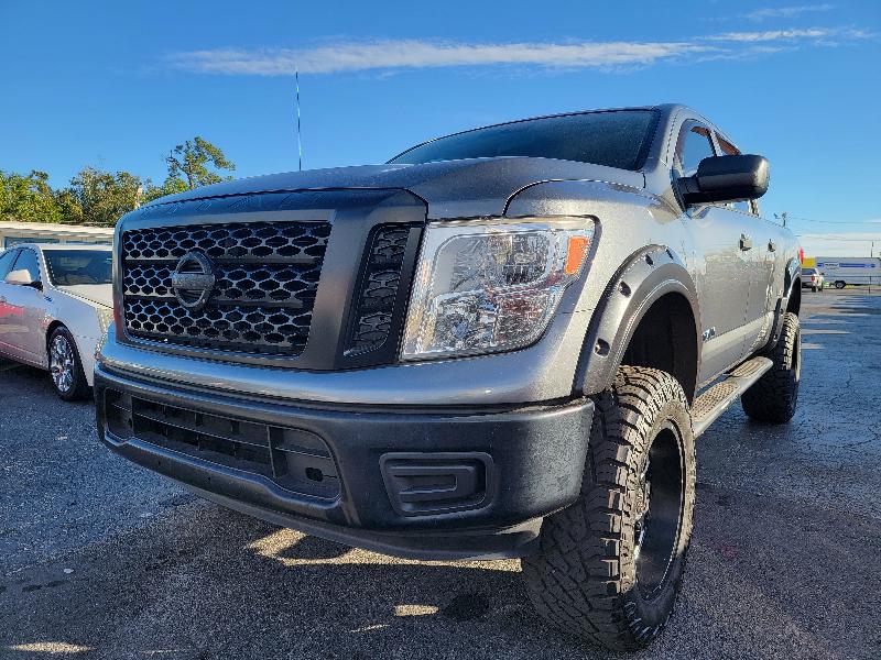 Nissan Titan Platinum Reserve Crew Cab 4WD 2017