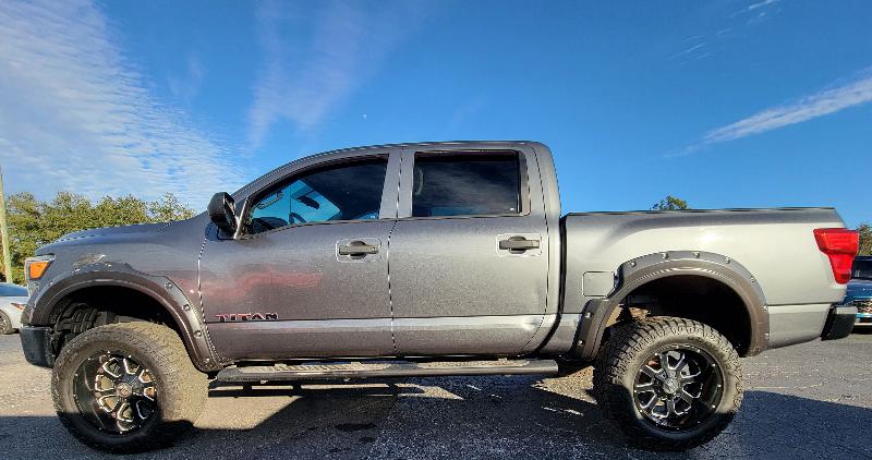 Nissan Titan Platinum Reserve Crew Cab 4WD 2017