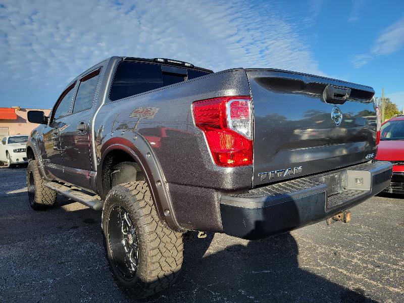 Nissan Titan Platinum Reserve Crew Cab 4WD 2017