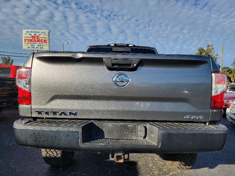 Nissan Titan Platinum Reserve Crew Cab 4WD 2017