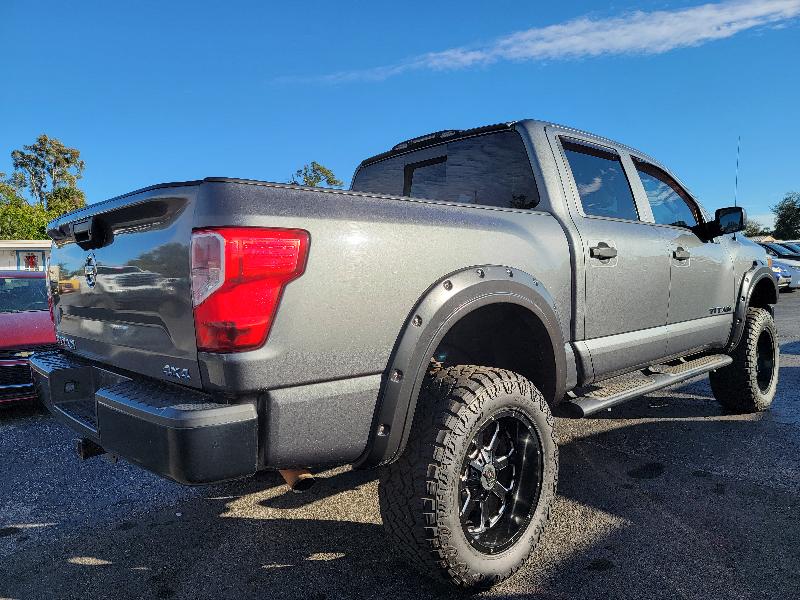 Nissan Titan Platinum Reserve Crew Cab 4WD 2017