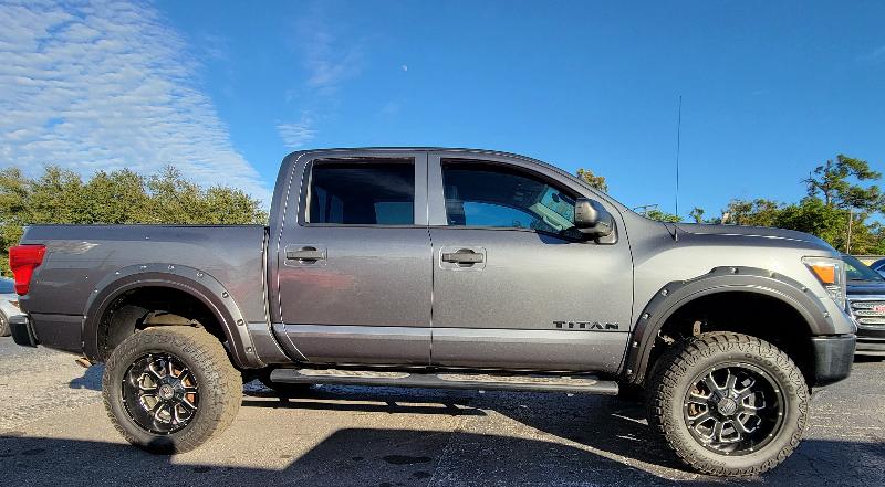 Nissan Titan Platinum Reserve Crew Cab 4WD 2017