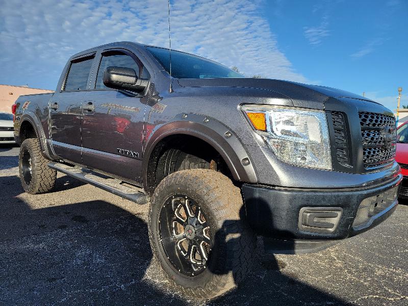 Nissan Titan Platinum Reserve Crew Cab 4WD 2017