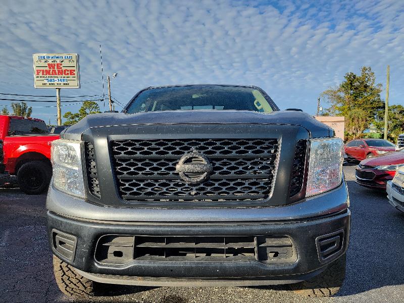 Nissan Titan Platinum Reserve Crew Cab 4WD 2017