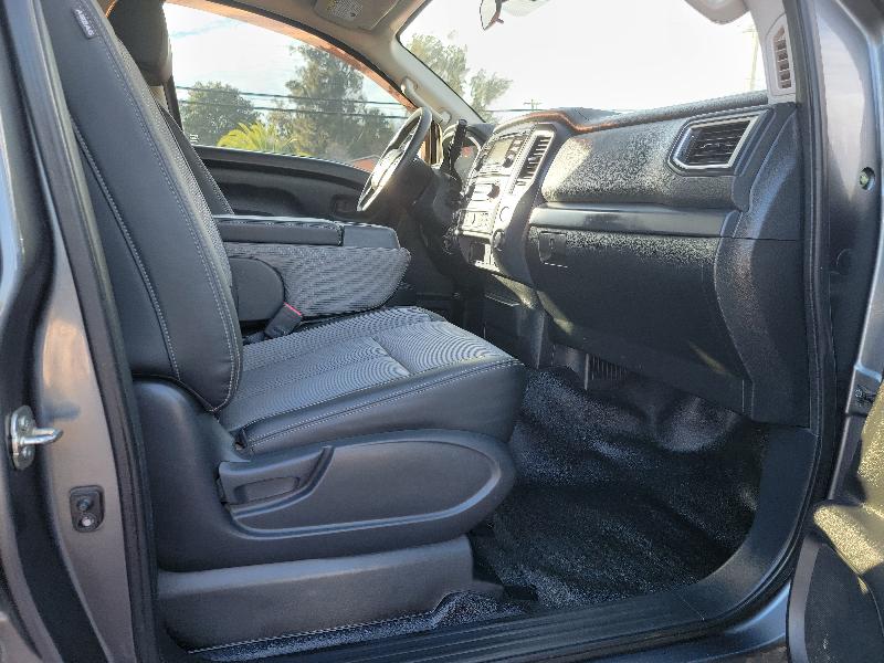 Nissan Titan Platinum Reserve Crew Cab 4WD 2017