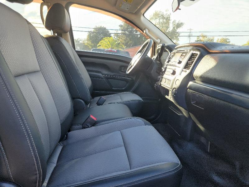 Nissan Titan Platinum Reserve Crew Cab 4WD 2017