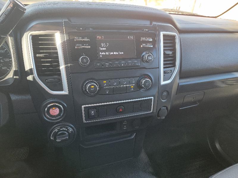 Nissan Titan Platinum Reserve Crew Cab 4WD 2017