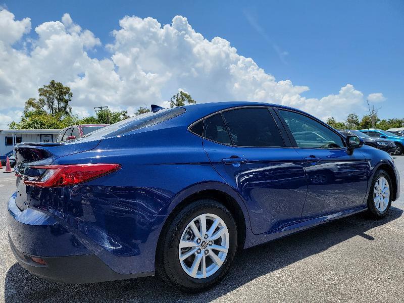Toyota Camry Hybrid XLE 2025
