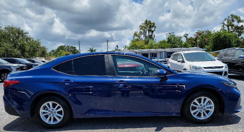 Toyota Camry Hybrid XLE 2025
