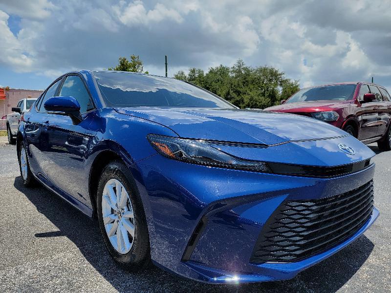 Toyota Camry Hybrid XLE 2025
