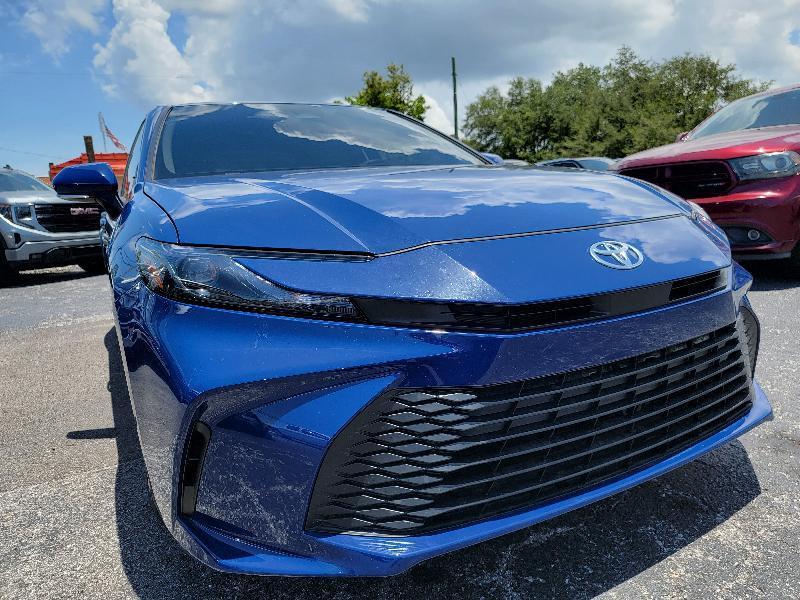 Toyota Camry Hybrid XLE 2025