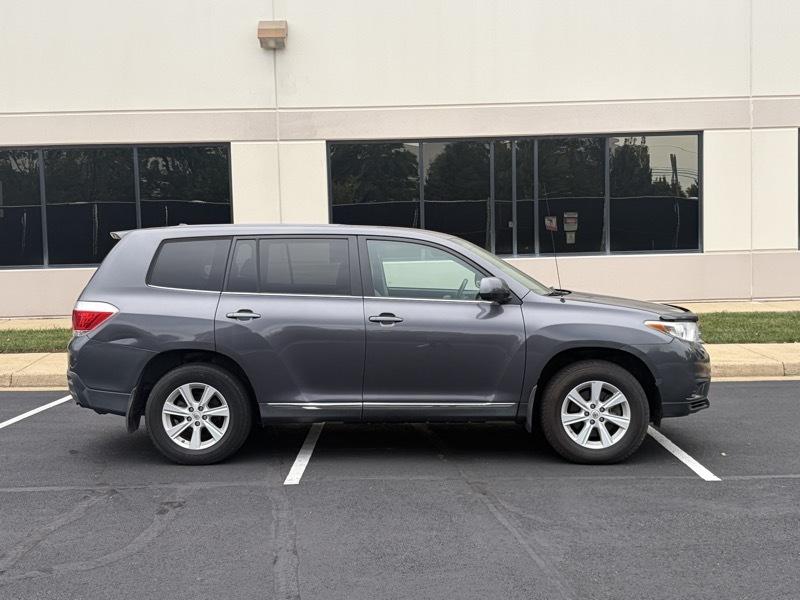 Toyota Highlander Base 4WD 2012