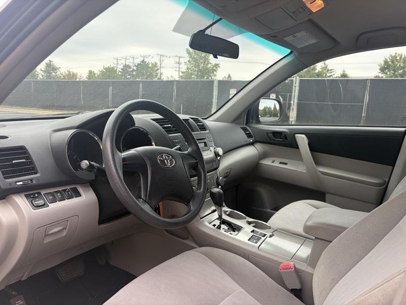 Toyota Highlander Base 4WD 2012