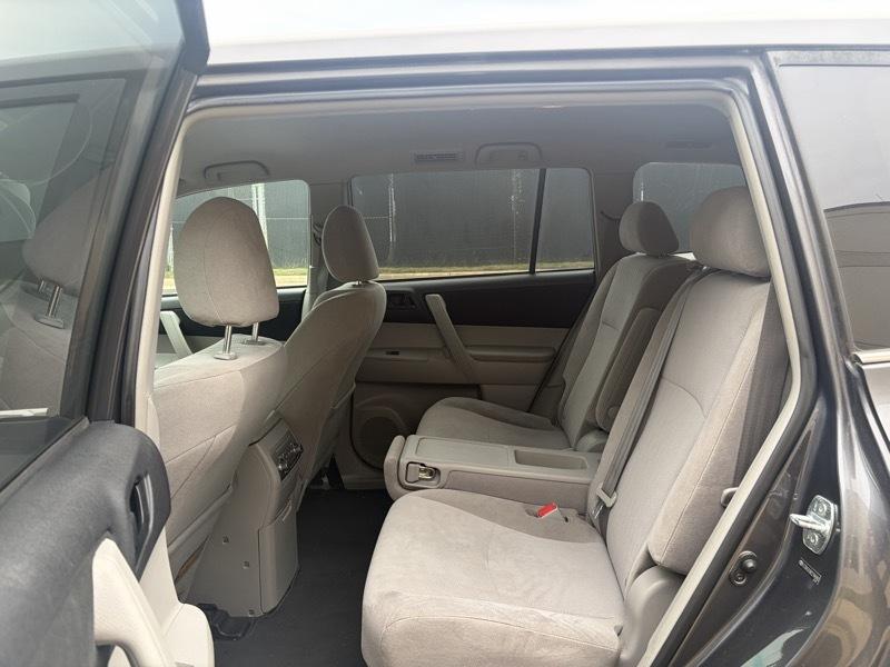 Toyota Highlander Base 4WD 2012