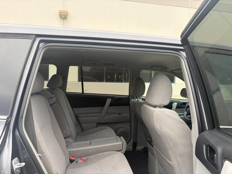 Toyota Highlander Base 4WD 2012