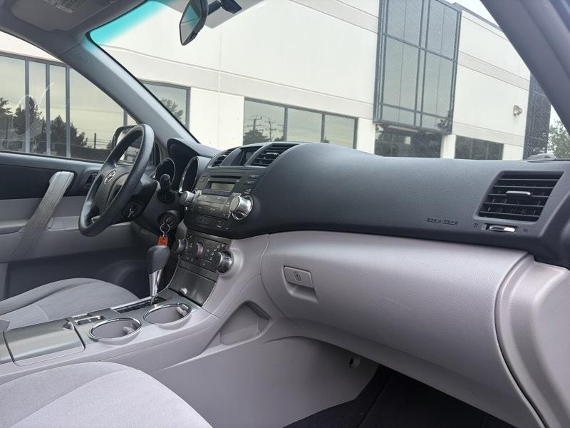 Toyota Highlander Base 4WD 2012