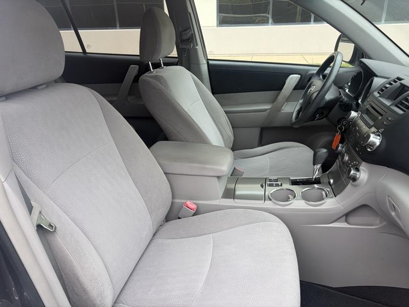 Toyota Highlander Base 4WD 2012