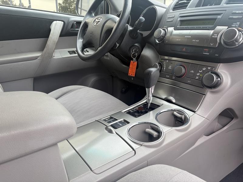 Toyota Highlander Base 4WD 2012