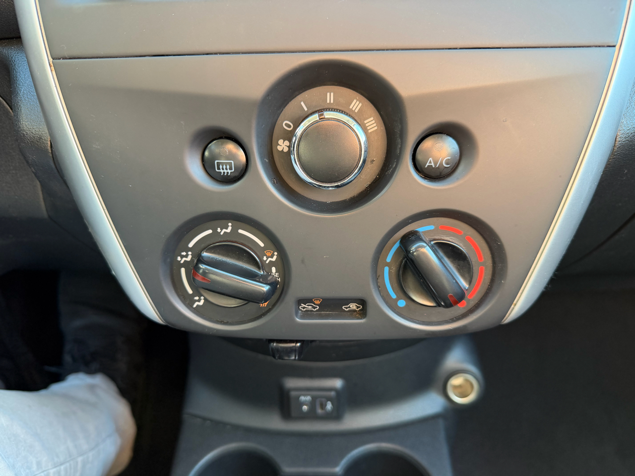 Nissan Versa Sedan SV CVT 2019