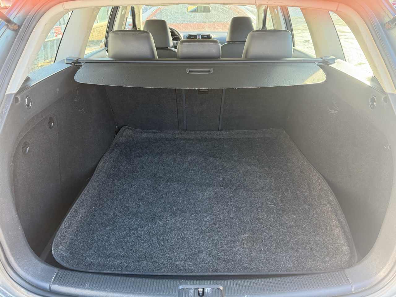 Volkswagen Jetta SportWagen 2.5L SE PZEV 2011