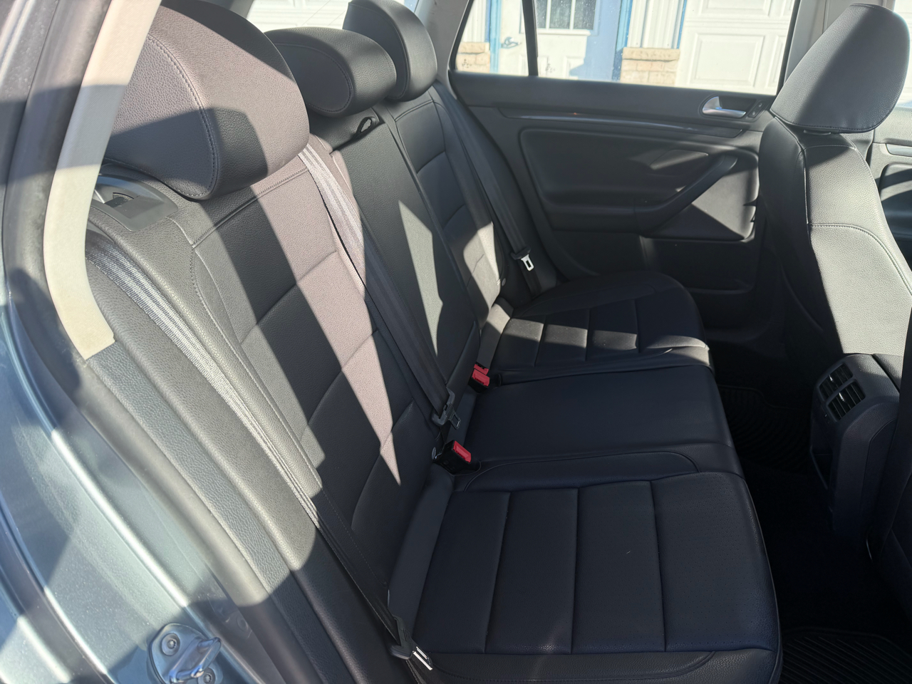 Volkswagen Jetta SportWagen 2.5L SE PZEV 2011