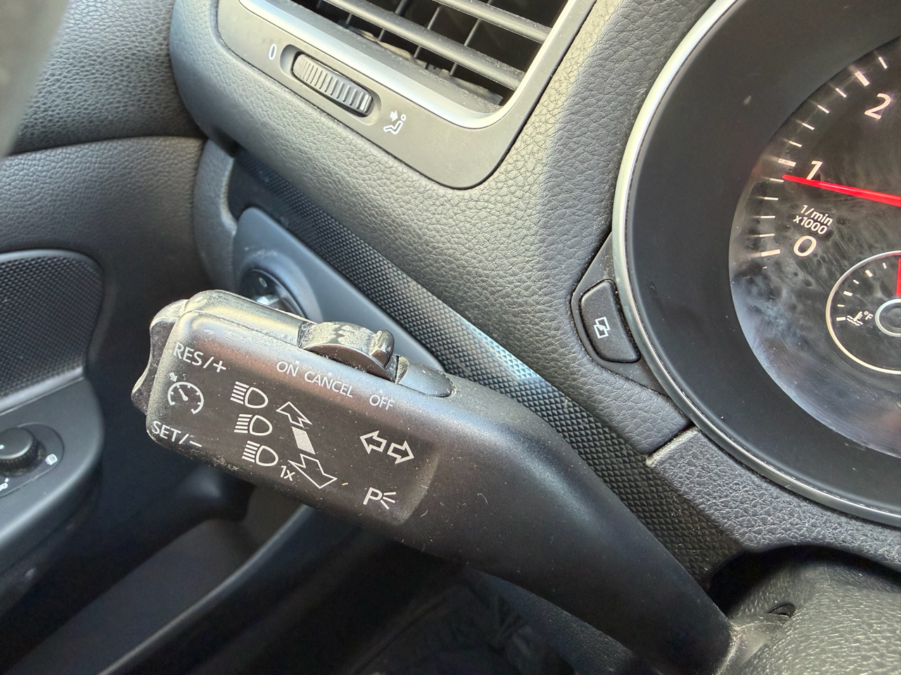 Volkswagen Jetta SportWagen 2.5L SE PZEV 2011