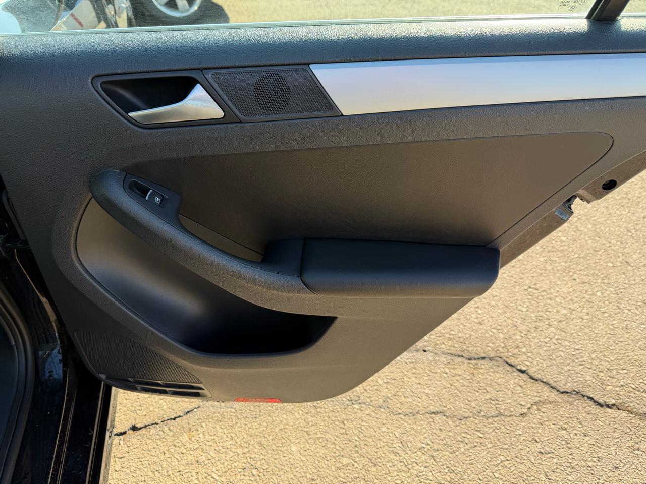 Volkswagen Jetta Sedan 4dr Man SE 2013