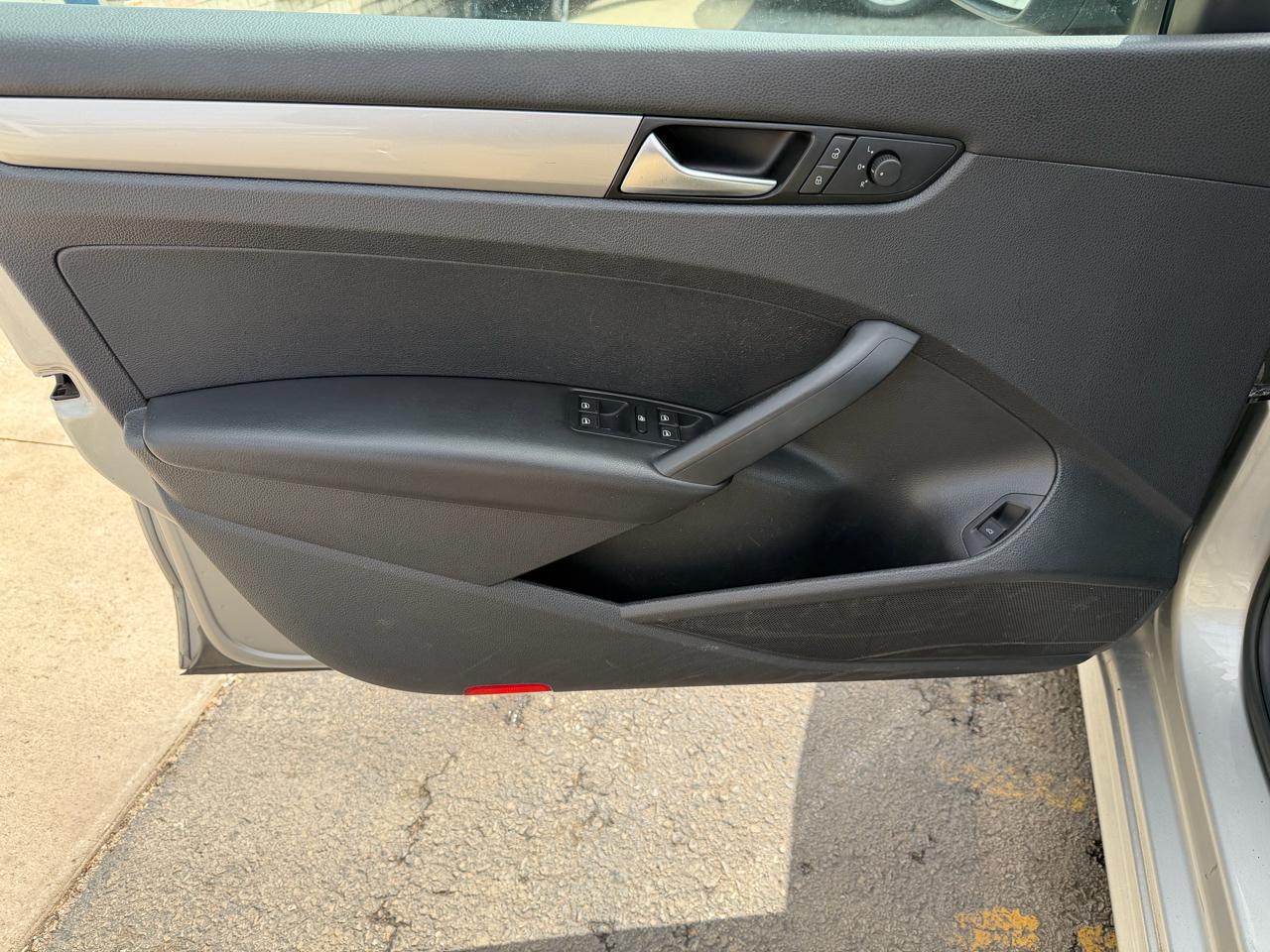 Volkswagen Passat 4dr Sdn 2.5L Auto S 2013