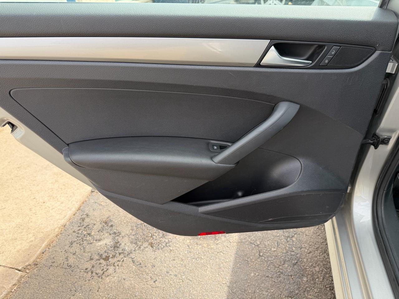 Volkswagen Passat 4dr Sdn 2.5L Auto S 2013