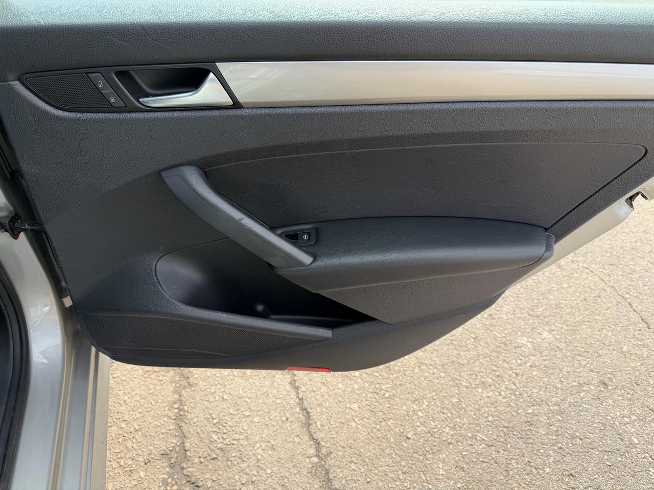 Volkswagen Passat 4dr Sdn 2.5L Auto S 2013