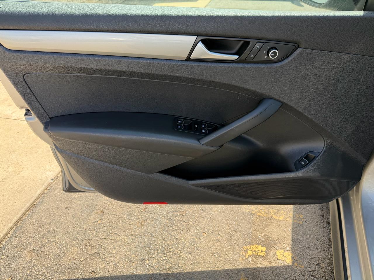 Volkswagen Passat 4dr Sdn 2.5L Auto S 2012