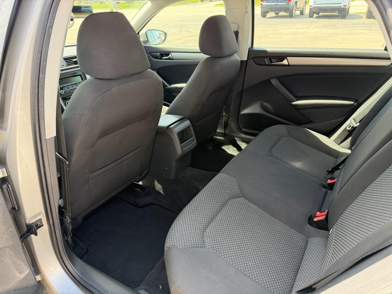 Volkswagen Passat 4dr Sdn 2.5L Auto S 2012