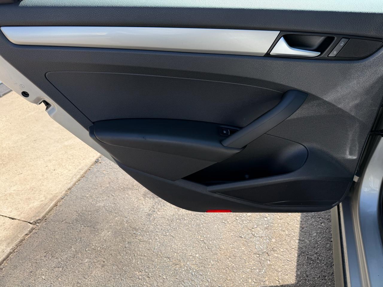 Volkswagen Passat 4dr Sdn 2.5L Auto S 2012