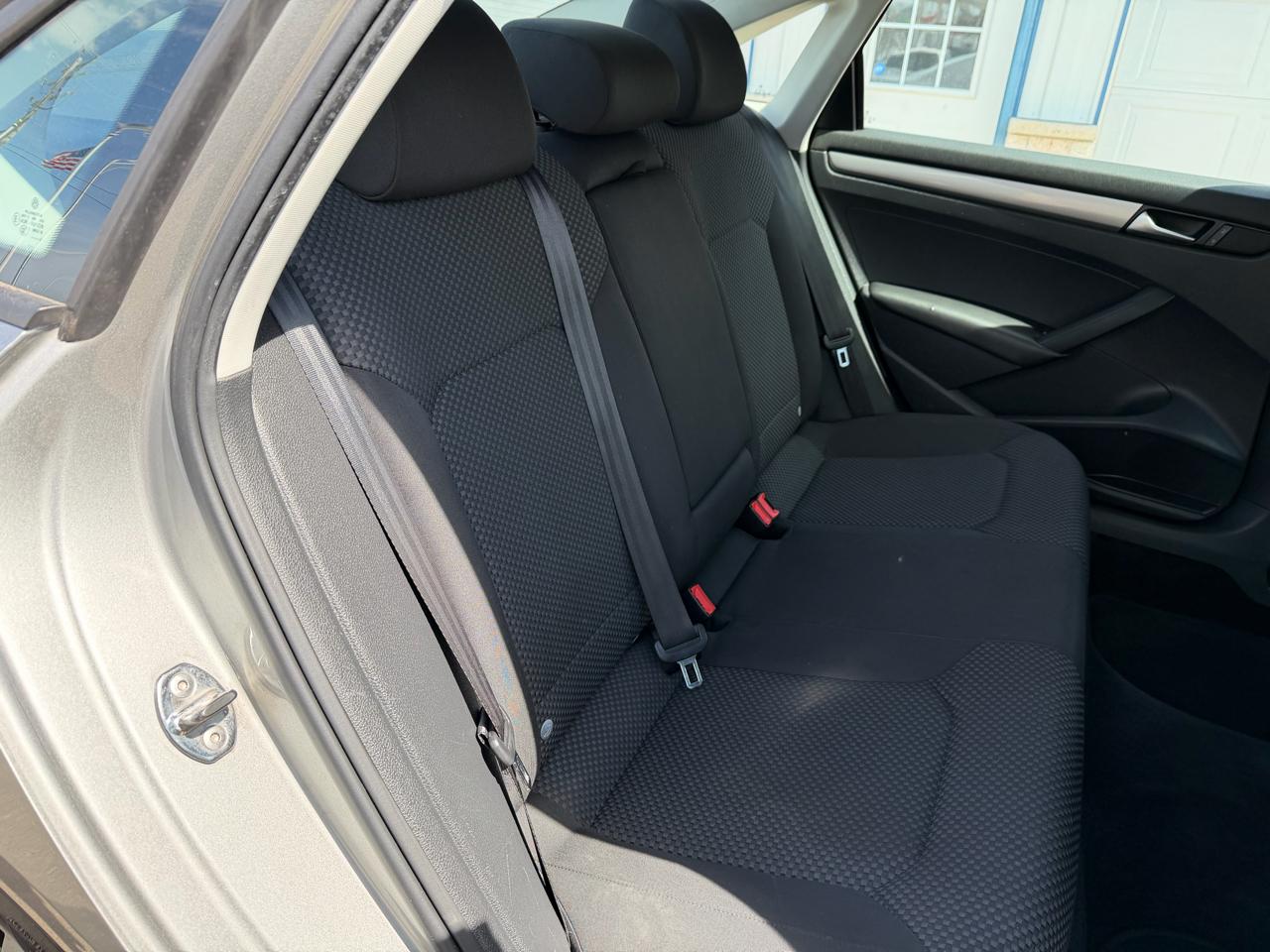 Volkswagen Passat 4dr Sdn 2.5L Auto S 2012