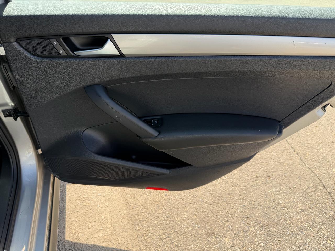 Volkswagen Passat 4dr Sdn 2.5L Auto S 2012