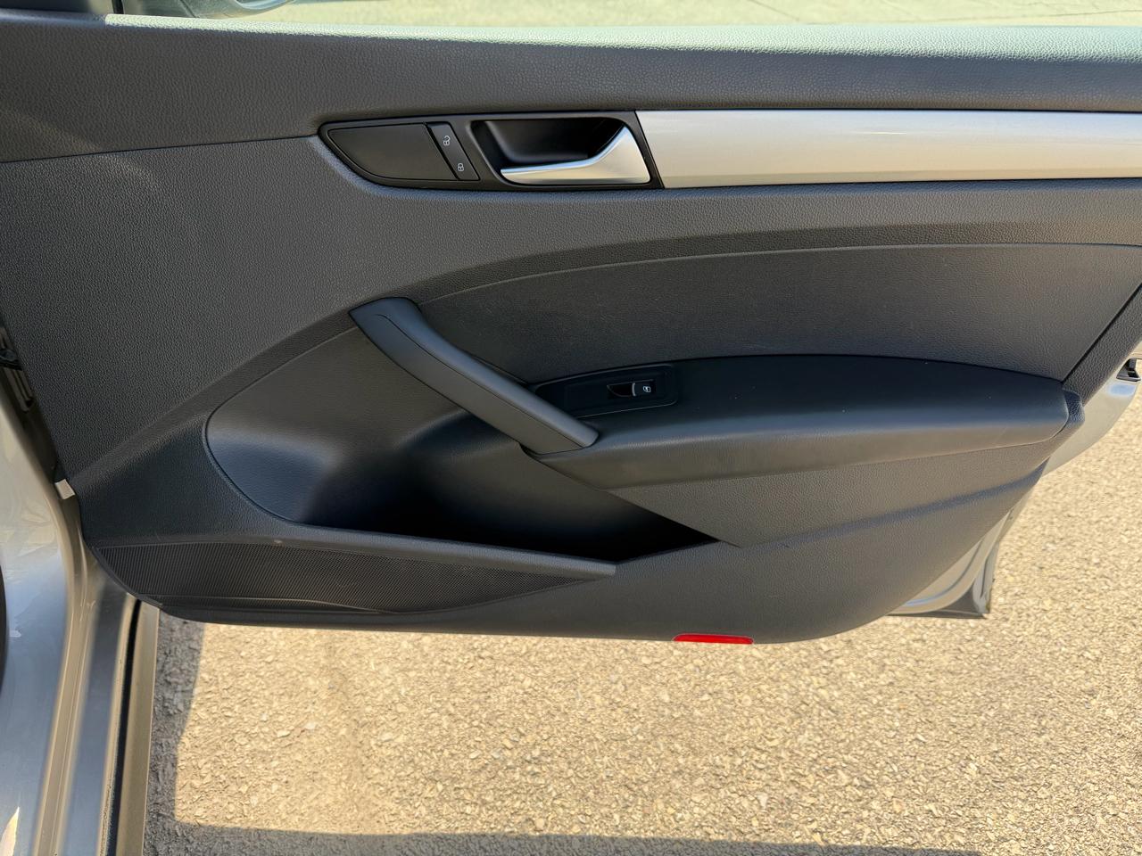 Volkswagen Passat 4dr Sdn 2.5L Auto S 2012