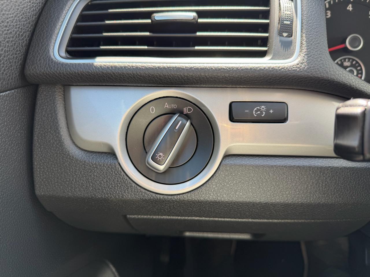 Volkswagen Passat 4dr Sdn 2.5L Auto S 2012