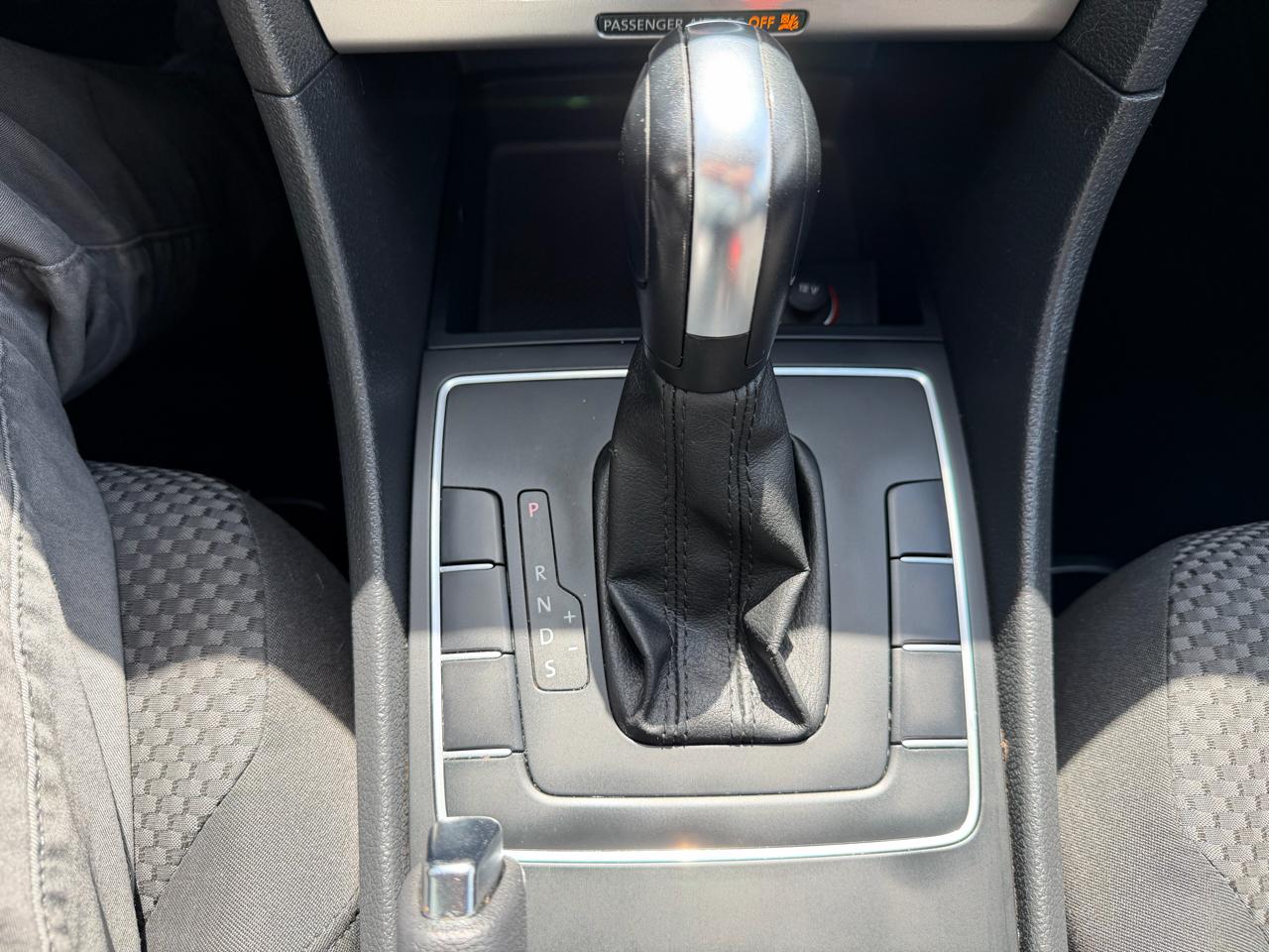 Volkswagen Passat 4dr Sdn 2.5L Auto S 2012