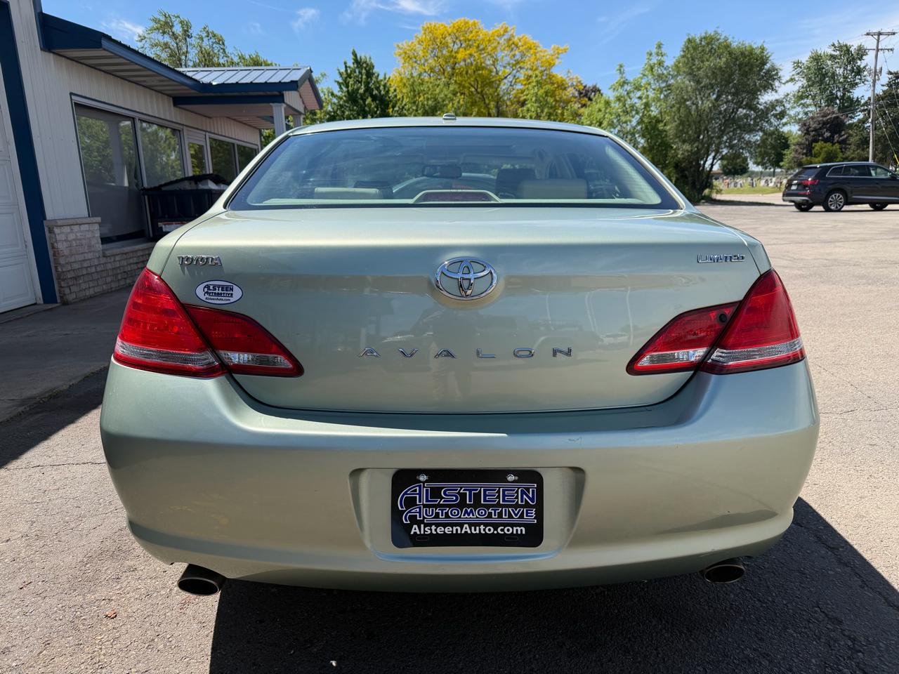 Toyota Avalon 4dr Sdn XL (Natl) 2010