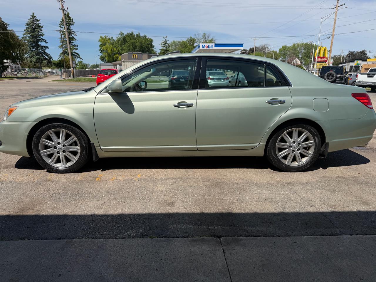 Toyota Avalon 4dr Sdn XL (Natl) 2010