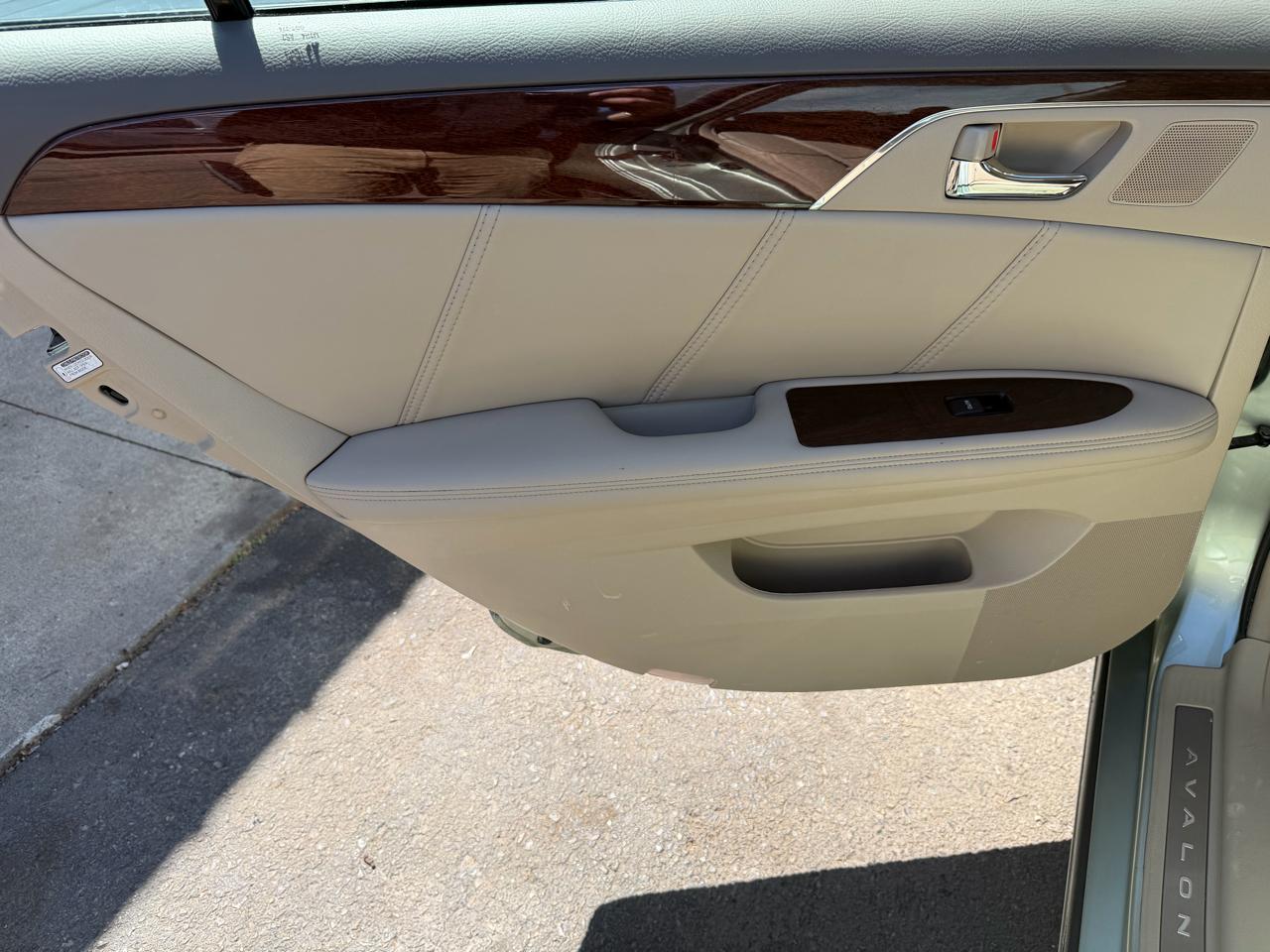 Toyota Avalon 4dr Sdn XL (Natl) 2010