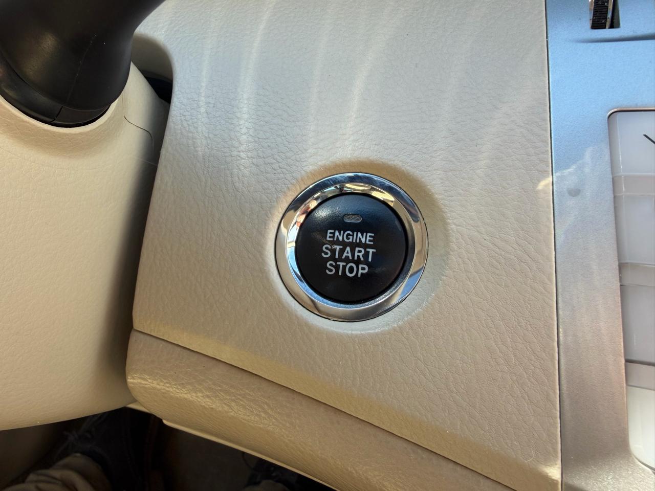 Toyota Avalon 4dr Sdn XL (Natl) 2010
