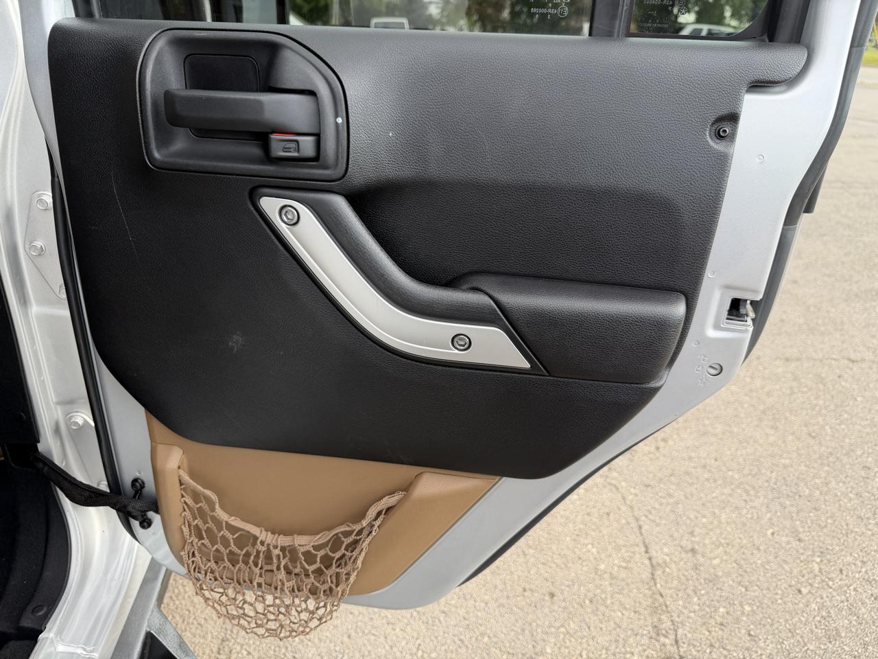 Jeep Wrangler Unlimited 4WD 4dr Sahara 2012