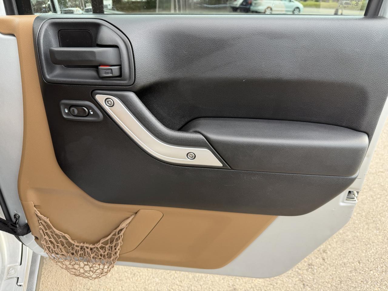 Jeep Wrangler Unlimited 4WD 4dr Sahara 2012
