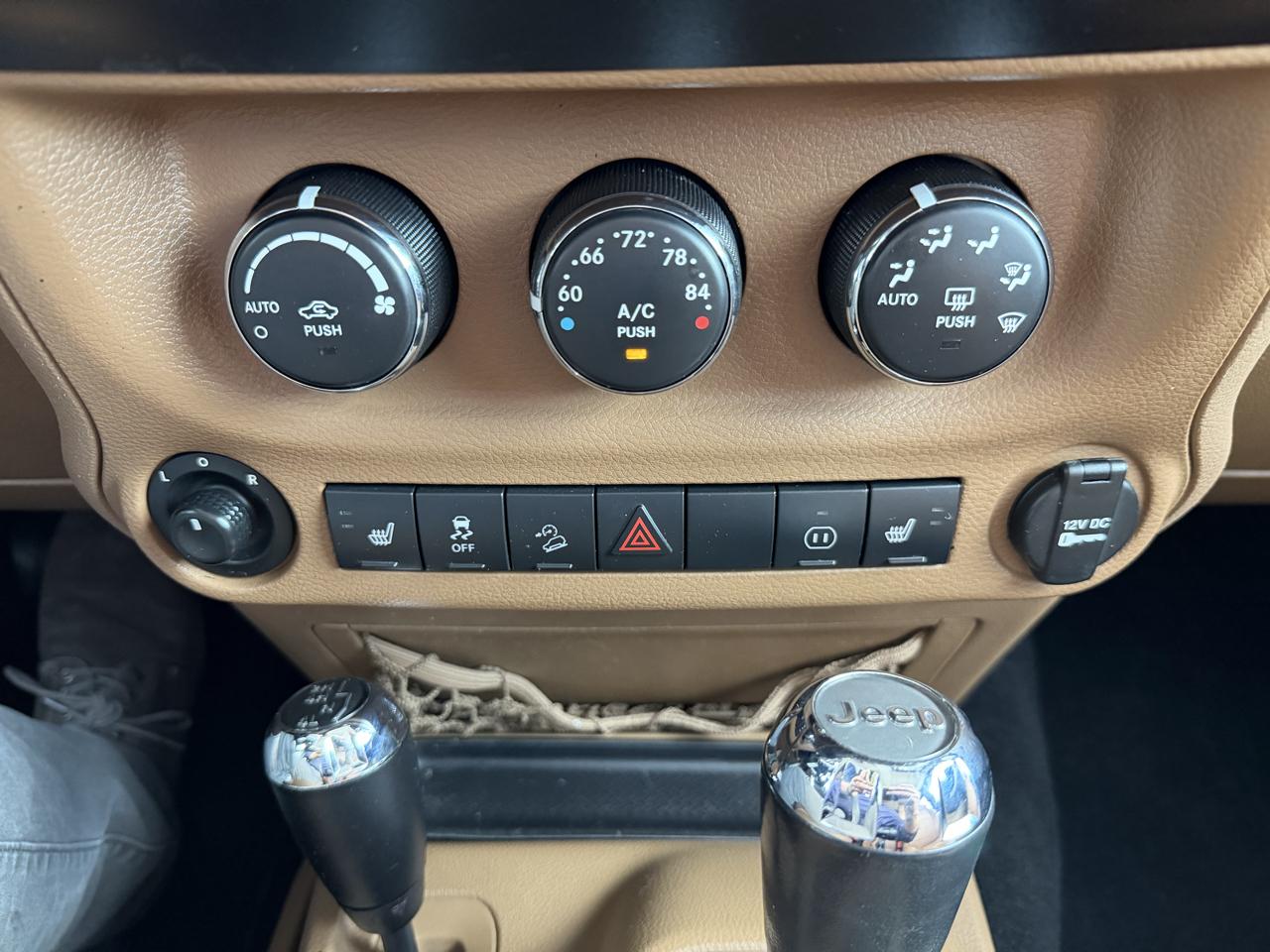 Jeep Wrangler Unlimited 4WD 4dr Sahara 2012