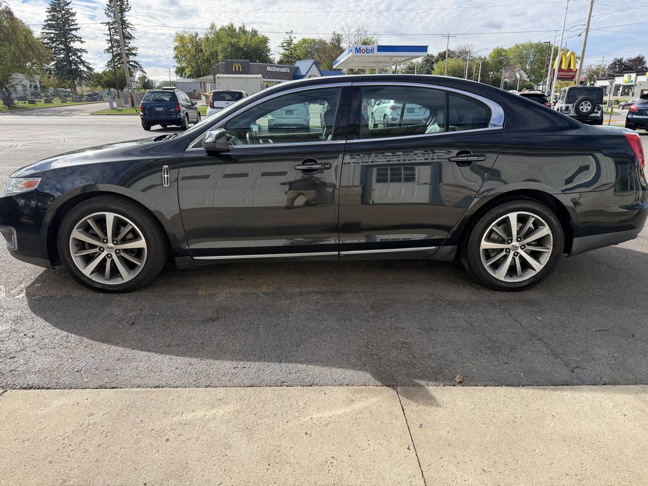 Lincoln MKS 4dr Sdn AWD 2009