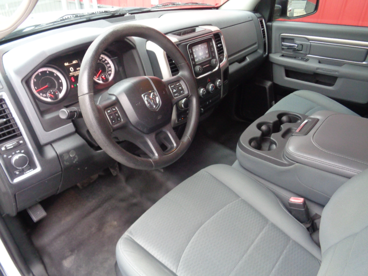 RAM 1500 SLT Quad Cab 4WD 2016